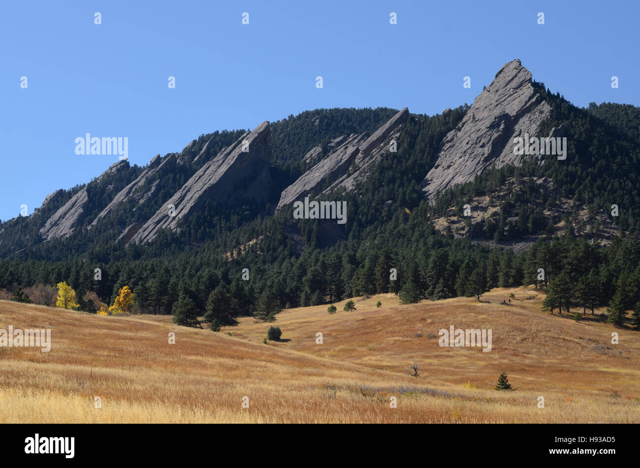 Il Flatirons e montagna verde su una soleggiata giornata autunnale Foto Stock