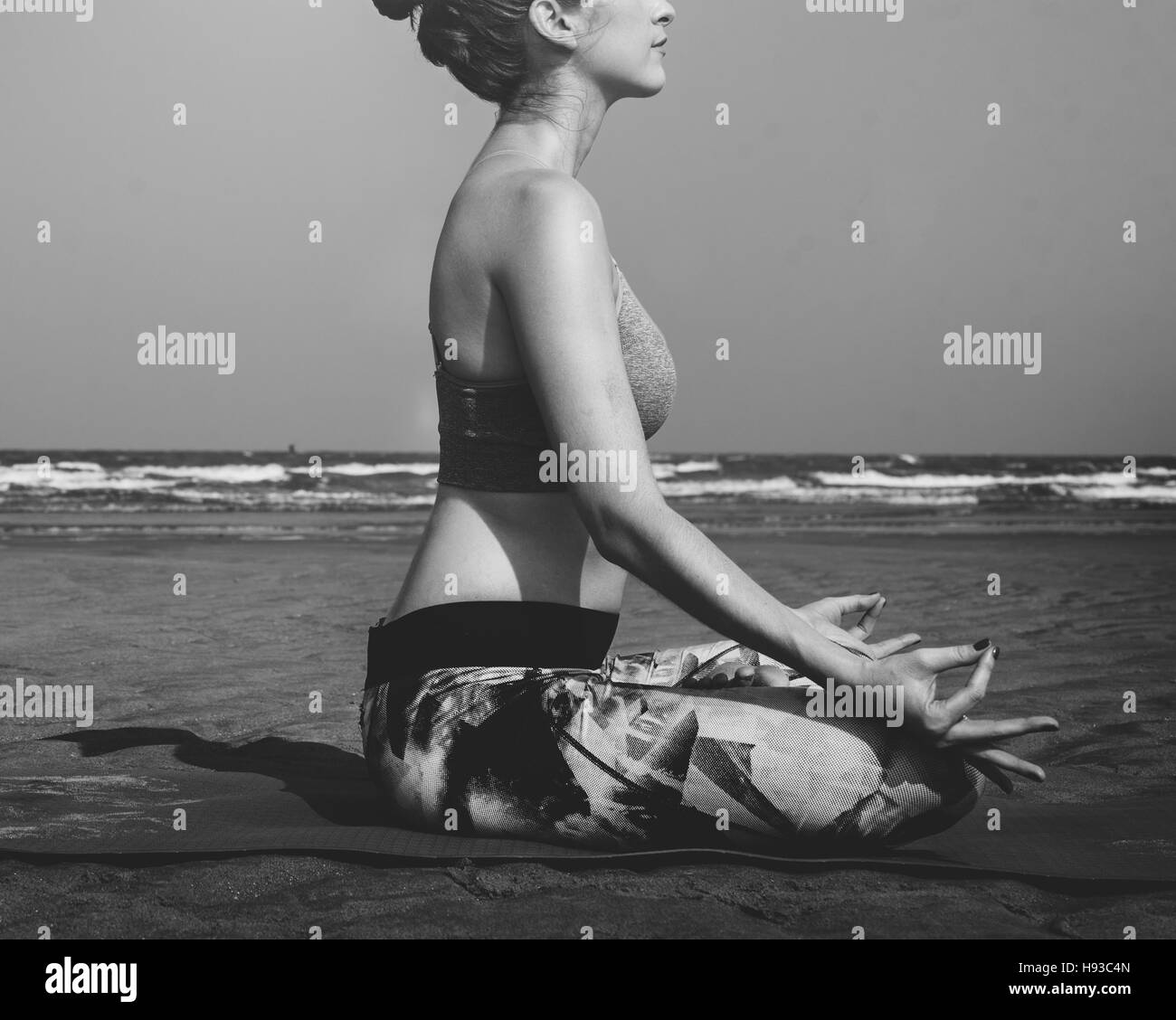 Esercizi yoga spiaggia attivo Outdoor Concept Foto Stock