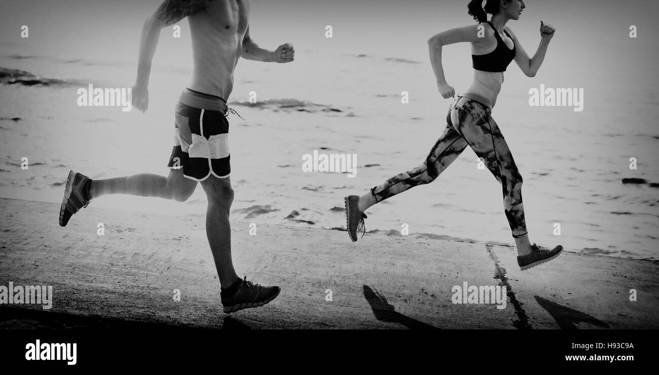 Donna Uomo in esecuzione di mattina spiaggia Concetto di esercizio Foto Stock