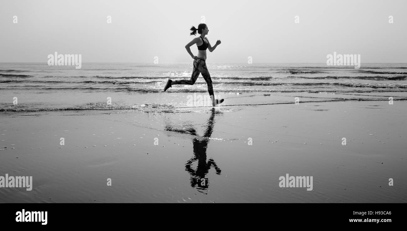 Eseguire sabbia di mare sport Sprint Relax esercitare il concetto di spiaggia Foto Stock