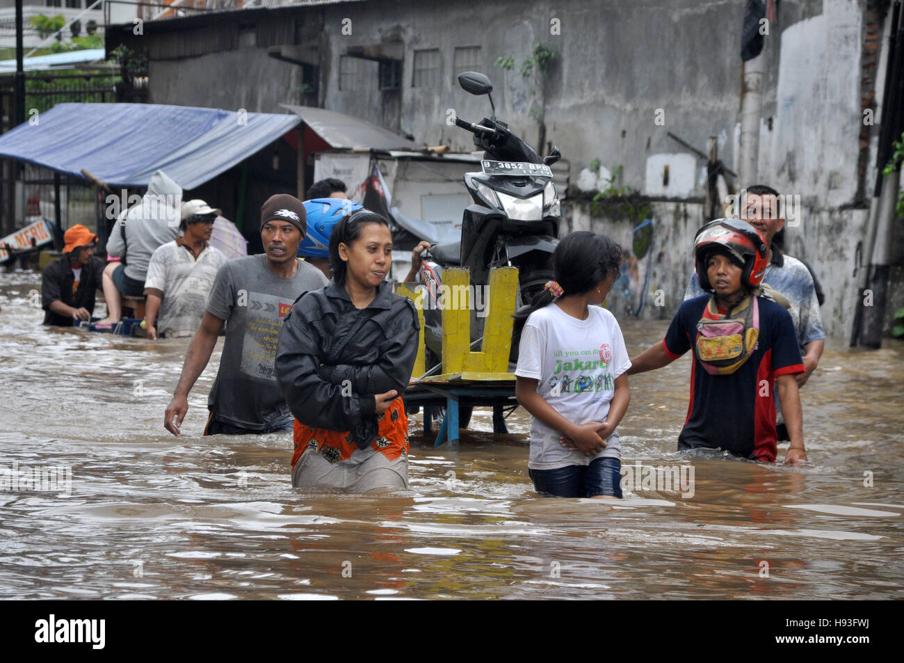 Jakarta, Indonesia - 10 Febbraio 2015 : Jakarta residente a piedi attraverso la strada di allagamento in Grogol, Jakarta, Indonesia. Le forti piogge hanno causato qualche alluvione Foto Stock