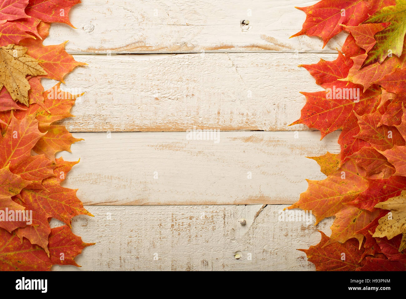 Lascia cadere frame su sfondo whooden Foto Stock