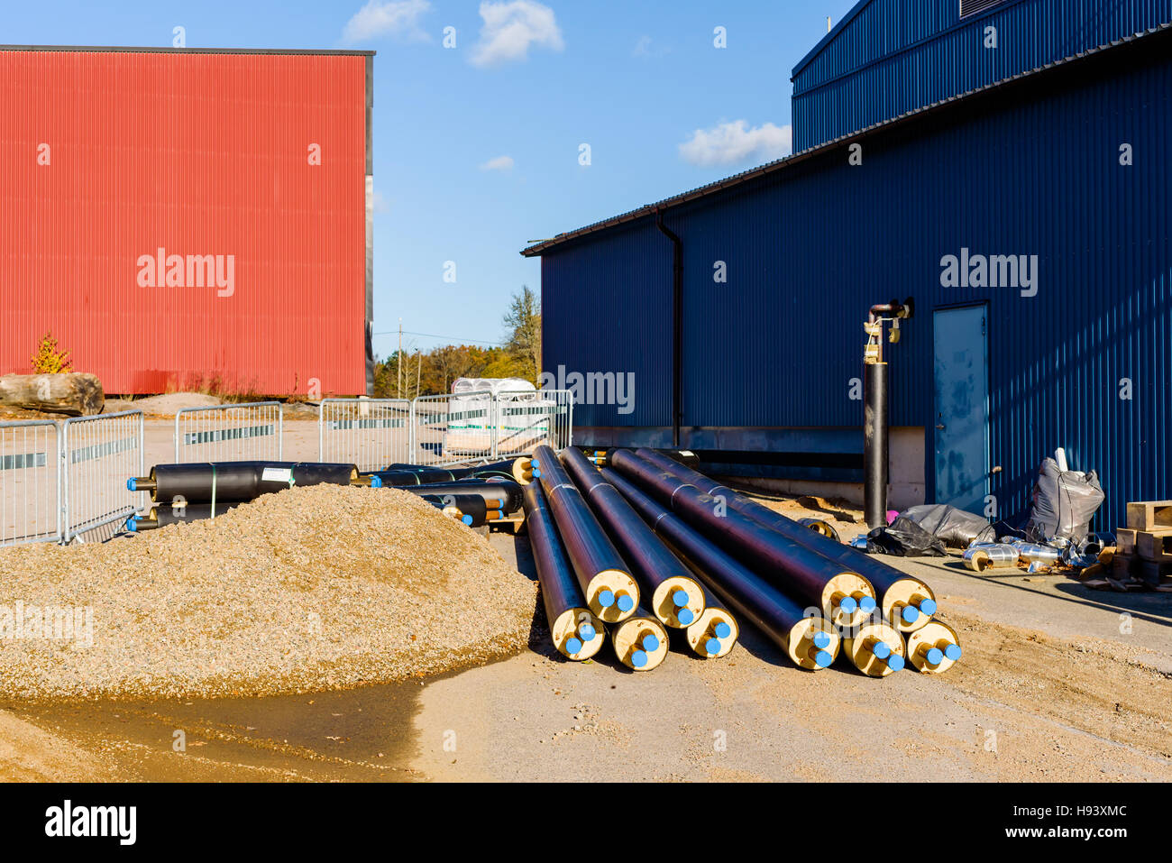 Brakne Hoby, Svezia - 29 Ottobre 2016: documentario di pubblico accesso area industriale. Impianto di riscaldamento le sezioni di tubazioni a terra all'esterno dell'edificio. Foto Stock