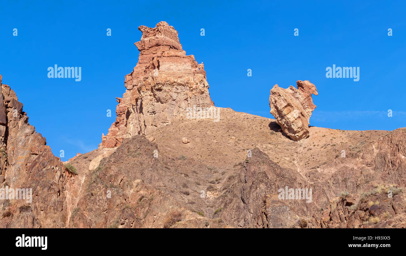 Maestose scogliere su uno sfondo di cielo blu. Charyn canyon, Kazakistan. Foto Stock