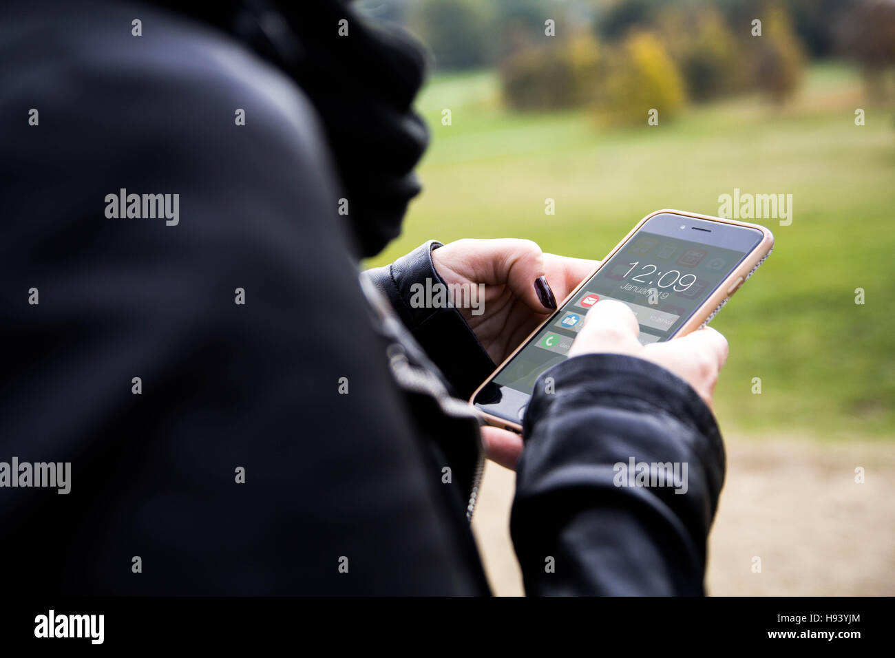 Donna che mantiene le notifiche sullo smartphone. Tutti i grafici dello schermo sono costituiti. Foto Stock