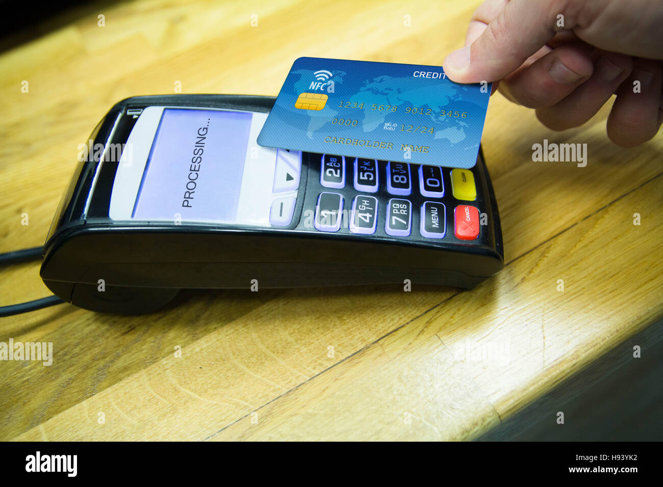 Concetto di NFC: Pagamento in un commercio con sistema NFC e contactless card. Tutti i grafici sono fatti fino Foto Stock
