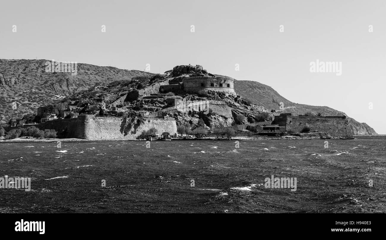 Golfo di Elounda. L'isola di Spinalonga e la antica fortezza dello stesso nome. In bianco e nero. Creta. La Grecia. Foto Stock