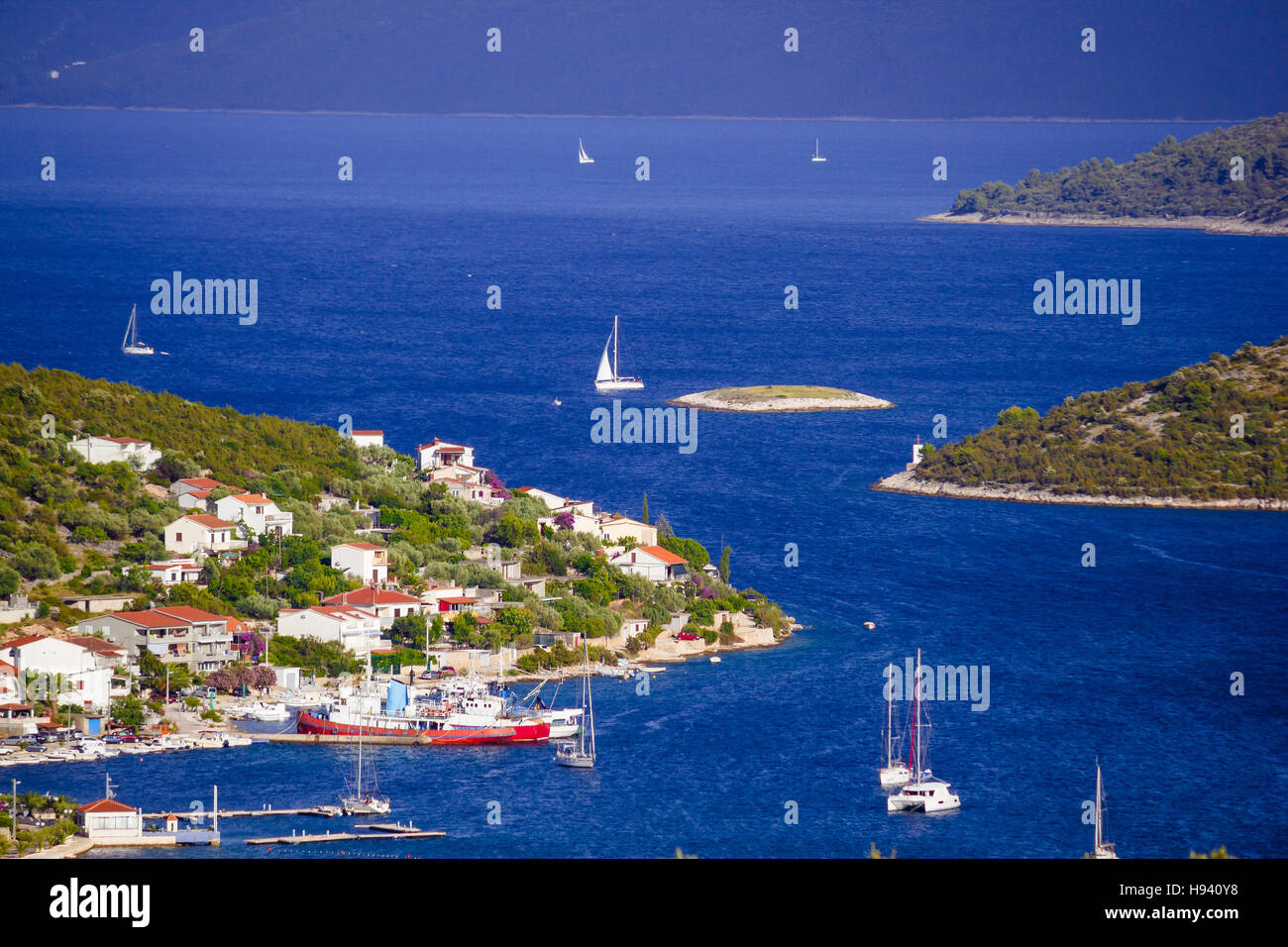 Blue Sailing baia di Vinisce, Dalmazia, Croazia Foto Stock