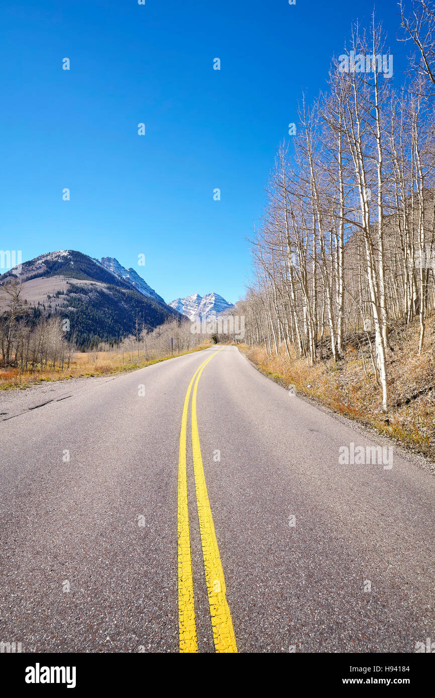 Strada di Montagna da Aspen a Maroon Bells in autunno, Colorado, Stati Uniti d'America. Foto Stock