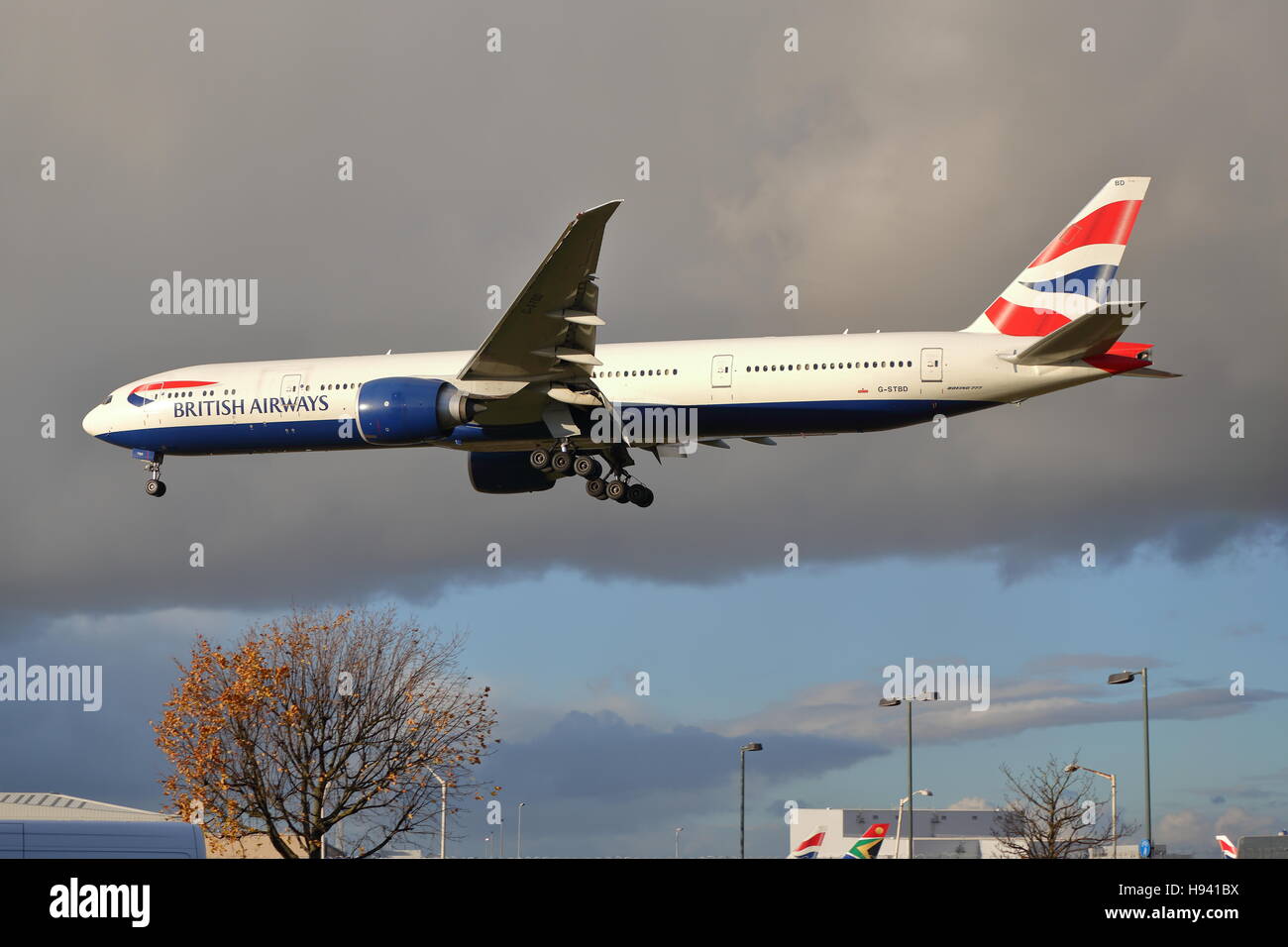 British Airways Boeing 777-36NER G-STBD atterraggio all'Aeroporto Heathrow di Londra, Regno Unito Foto Stock