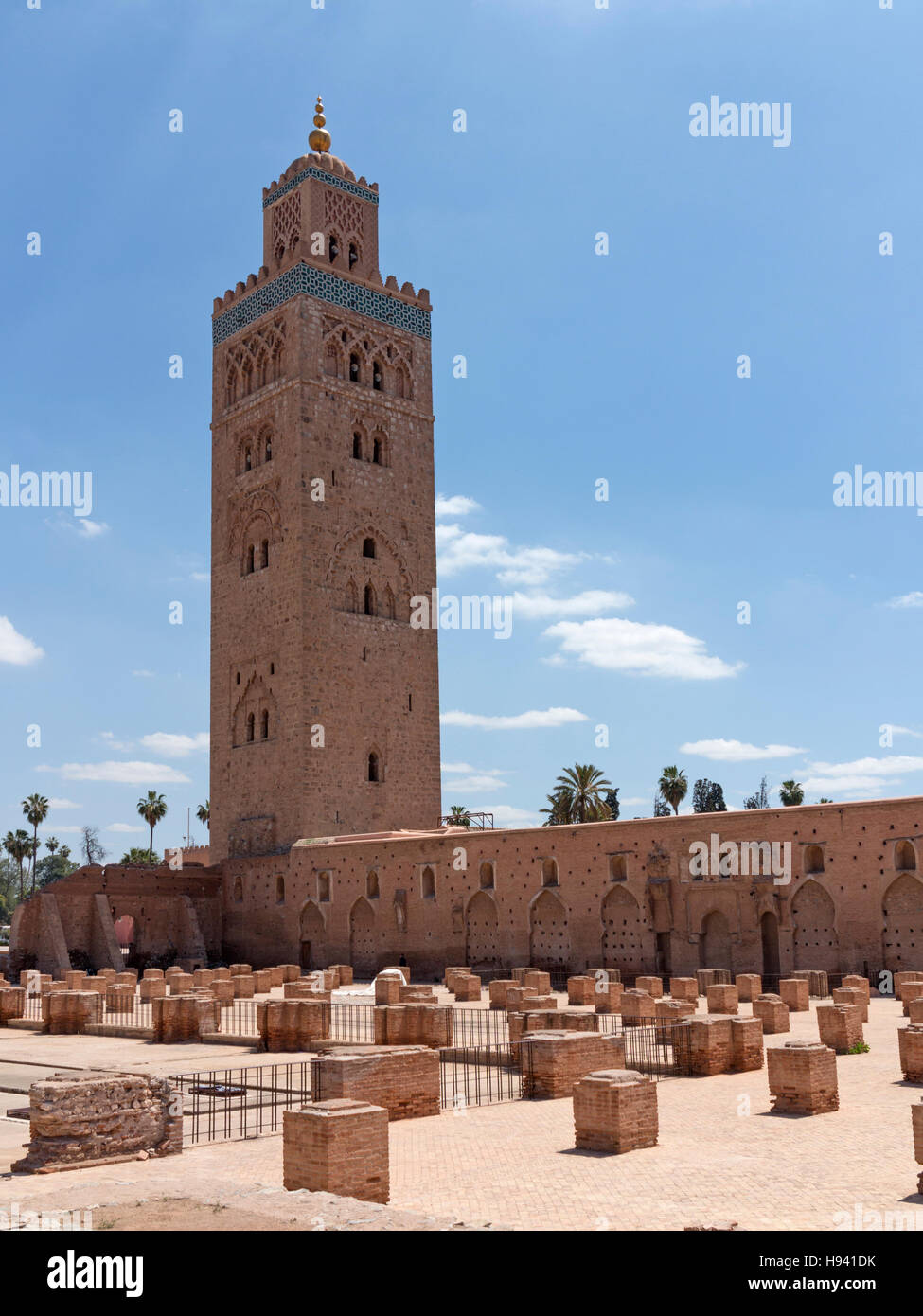 Il minareto della moschea di Koutoubia e i resti della moschea originale, Marrakech , Marocco , il Nord Africa Foto Stock