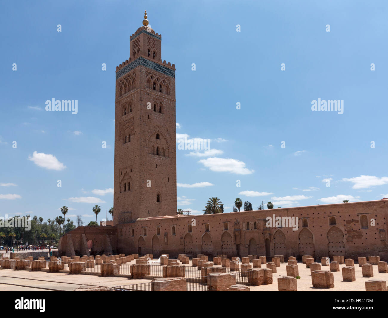 Il minareto della moschea di Koutoubia e i resti della moschea originale, Marrakech , Marocco , il Nord Africa Foto Stock