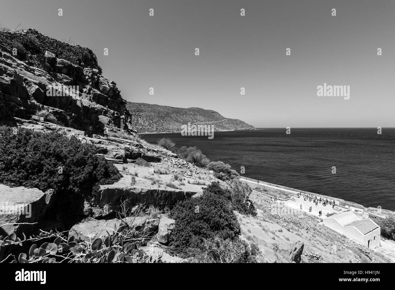 Vista del golfo di Elounda da una fortezza sull isola di Spinalonga. In bianco e nero. Foto Stock