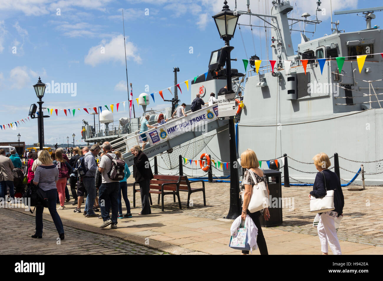 Royal Navy Sandown classe HMS minehunter Pembroke ormeggiata lungo il Maritime museum di Liverpool Albert Dock per un open day Foto Stock