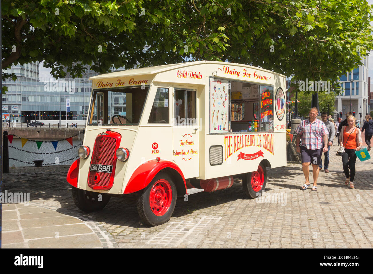 Commer N1 ice cream van sull'Albert Dock, Liverpool, parte di una flotta di vintage di proprietà di Wirral-basato "Real Gelati Company". Foto Stock