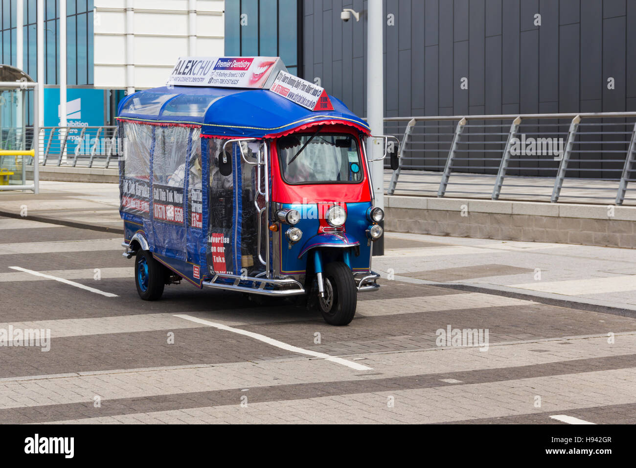 Un tuk tuk a tre ruote auto rickshaw turistico servizio taxi viaggiano lungo re della sfilata di Liverpool waterfront. Foto Stock