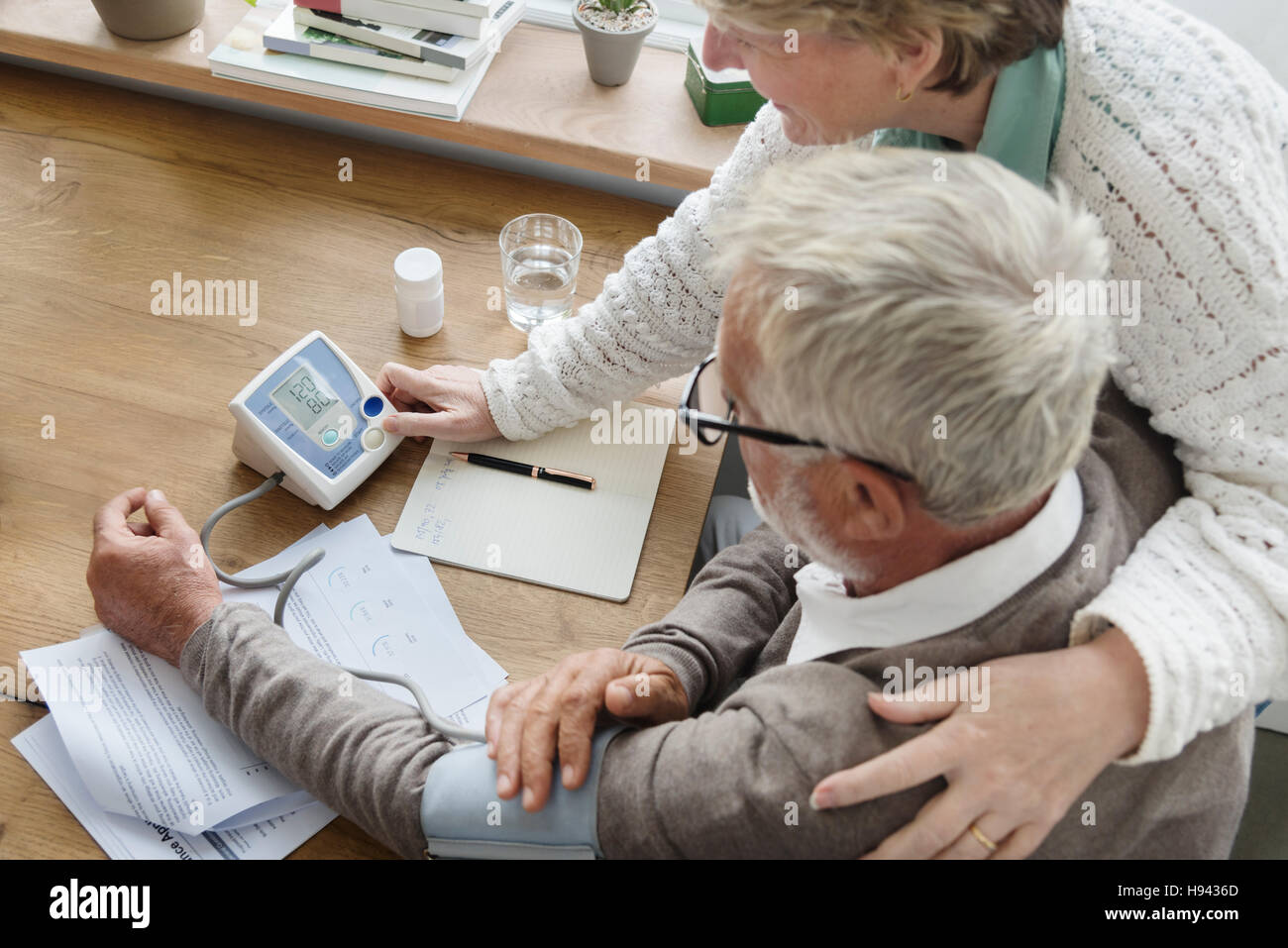 Adulti senior di misurazione della pressione del sangue Concept Foto Stock