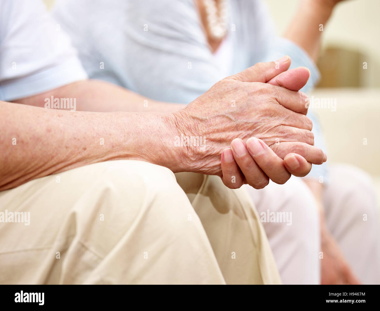 Inquadratura ravvicinata delle mani di un senior l uomo nella sua 80's Foto Stock