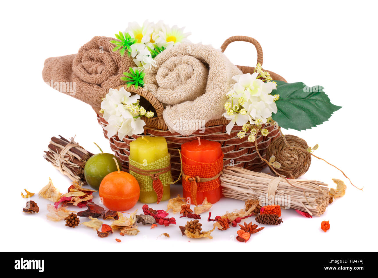 Spa con asciugamani, candele e fiori isolati su sfondo bianco. Foto Stock