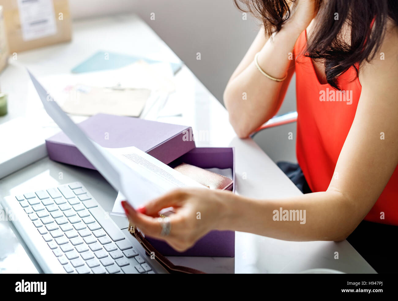 La donna per un regalo speciale concetto Foto Stock