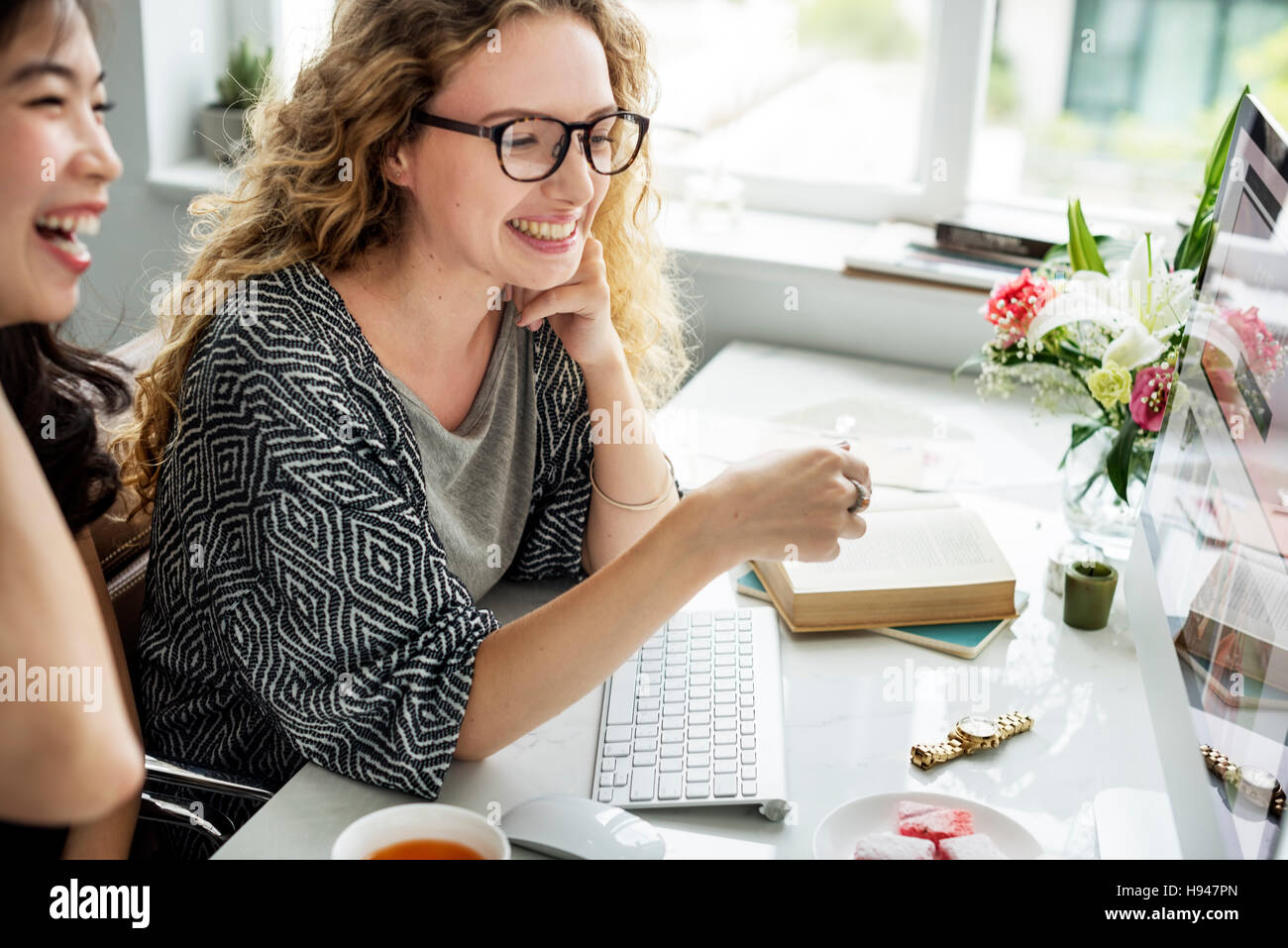 Le donne amici parlando di moda il concetto di shopping Foto Stock