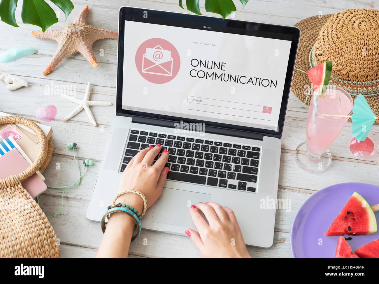 La comunicazione online Pagina Web avvolgono il concetto di posta Foto Stock