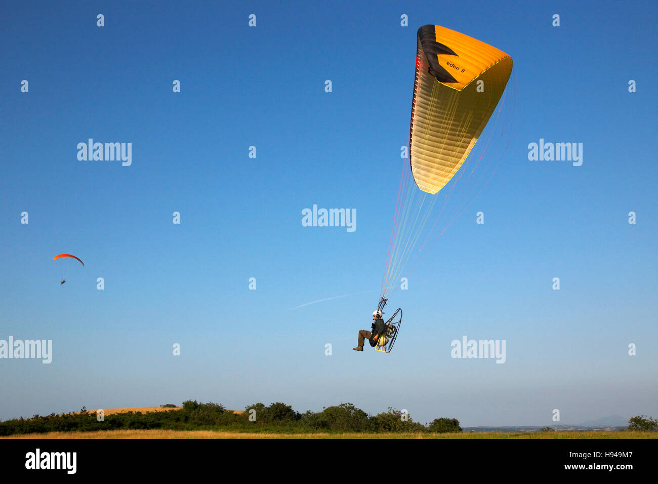 Parapendio motorizzato, Paese Basco, Francia Foto Stock