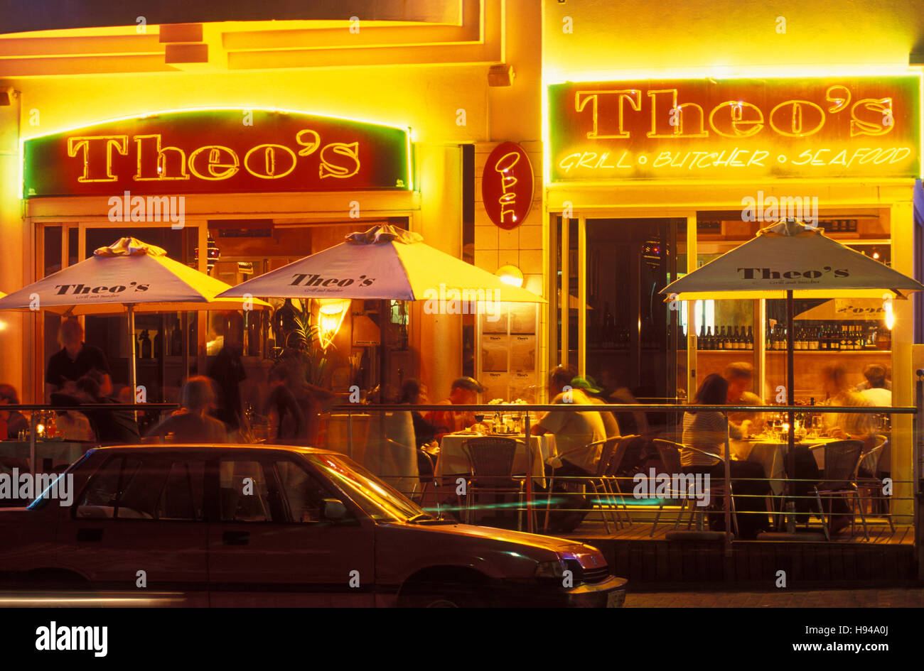 Theo il ristorante la sera, Camps Bay, vita notturna, Cape Town, Sud Africa Foto Stock