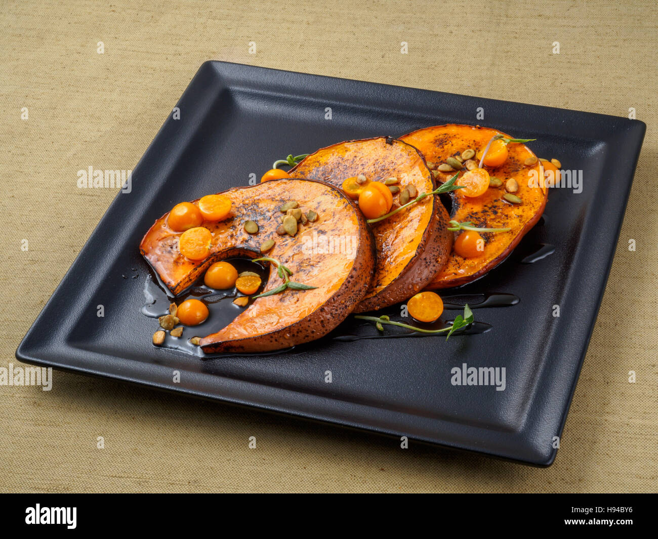 La zucca cotta al forno con l'inverno ciliegia e rosmarino. Foto Stock