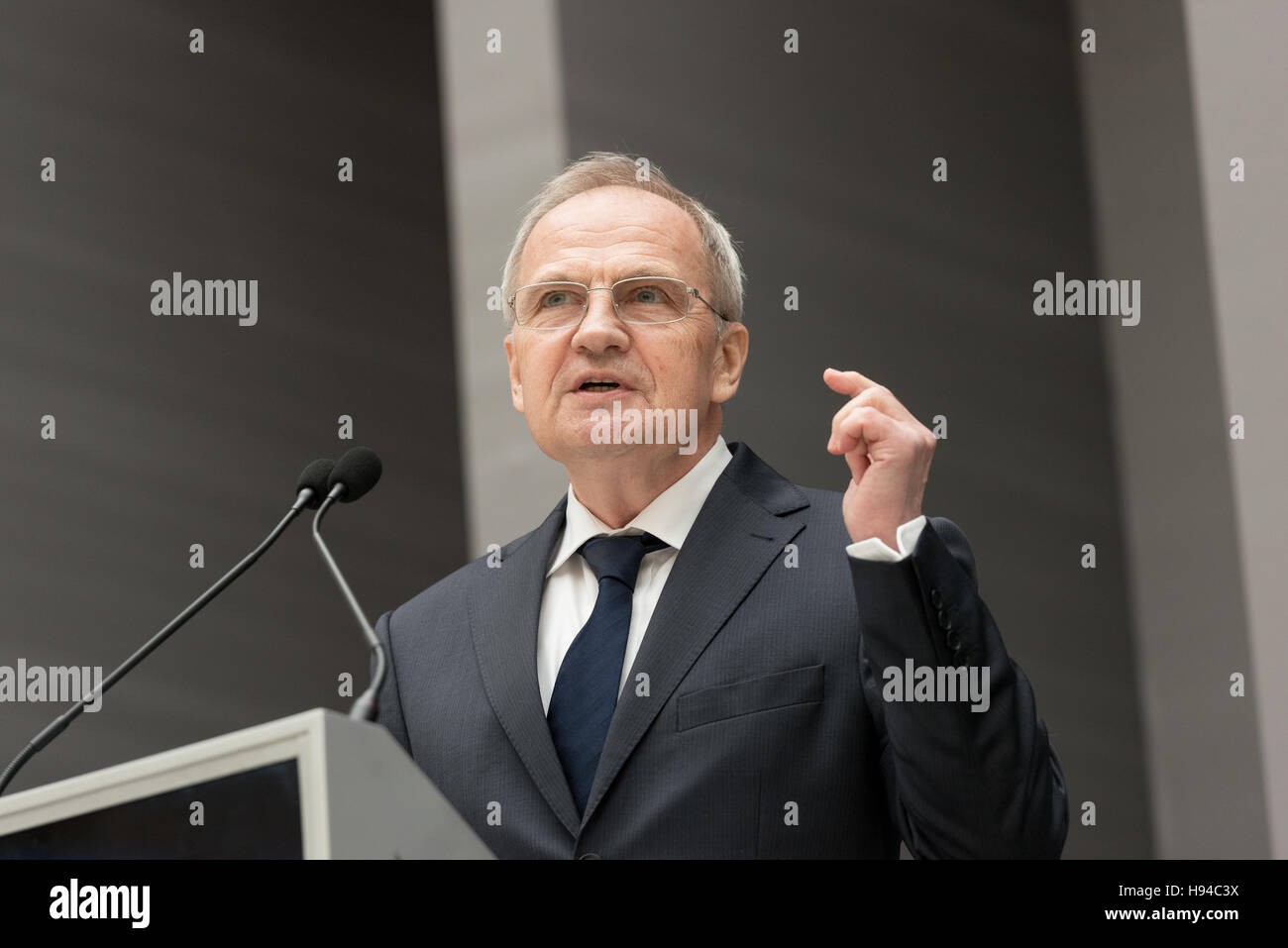 Saint Petersburg, Russia - 28 maggio 2015. Quinto San Pietroburgo giuridica internazionale di Forum. Il presidente della Corte Costituzionale Valery Zorkin durante il Foto Stock