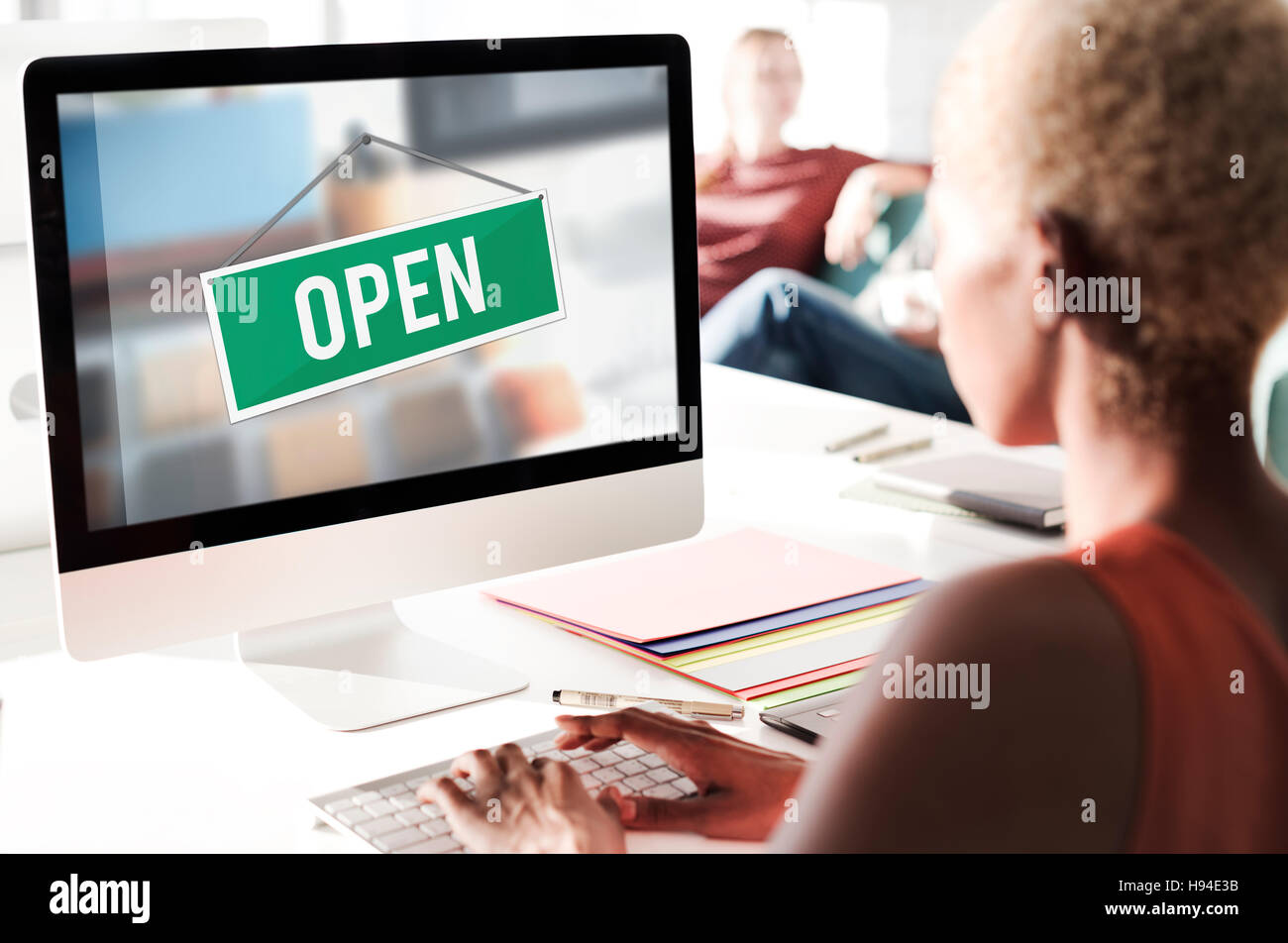 Aprire il banner di segno di benvenuto Concetto di preavviso Foto Stock