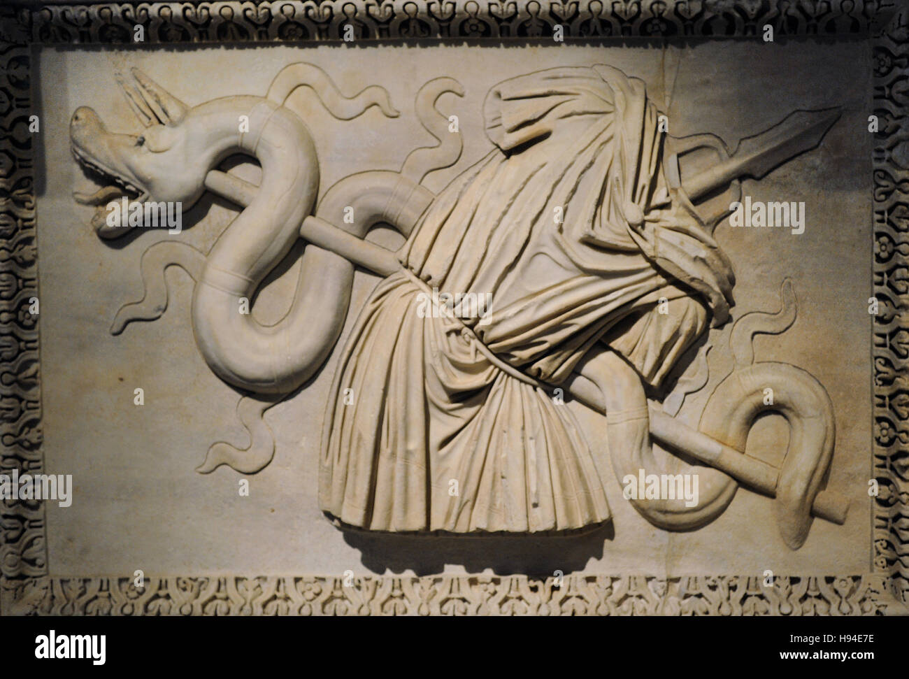 Il Hadrianeum o il Tempio di Adriano. Rappresentazione di un trofeo di armi. Sollievo. 2° secolo. A.D. Collezione Farnese. Museo Archeologico Nazionale di Napoli. L'Italia. Foto Stock