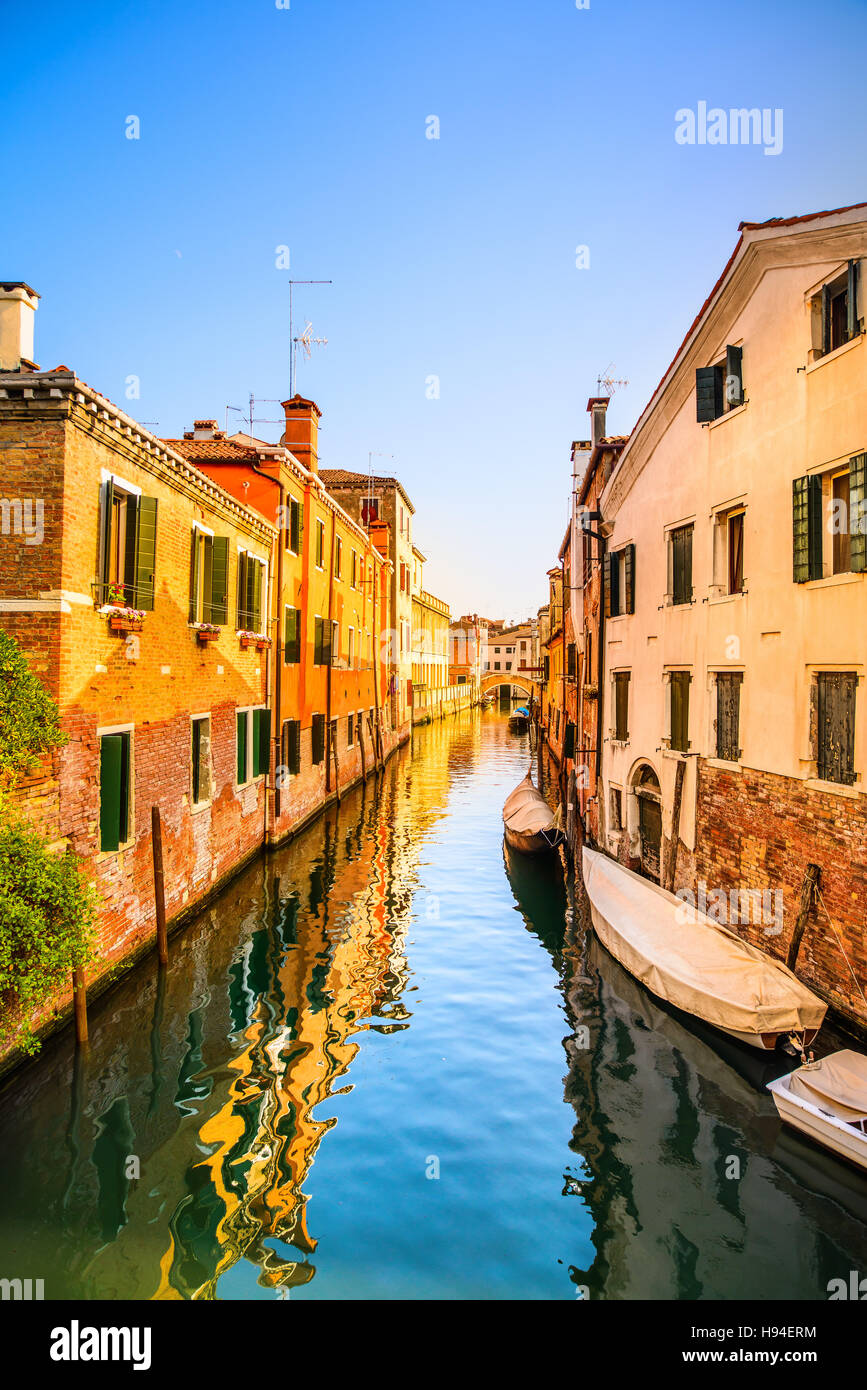 Venezia cityscape, stretto canale d'acqua, bridge e edifici tradizionali. L'Italia, l'Europa. Foto Stock