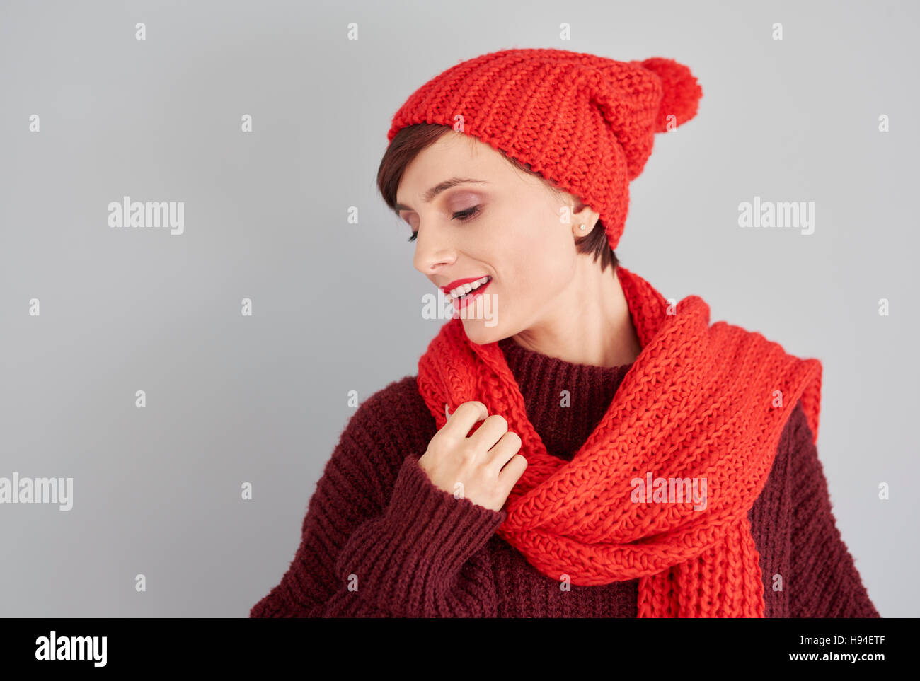 La donna a caldo con equipaggiamento invernale Foto Stock