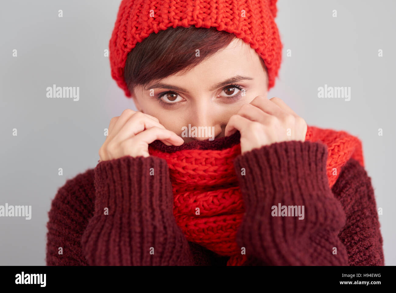 La donna si nasconde in vestiti caldi Foto Stock