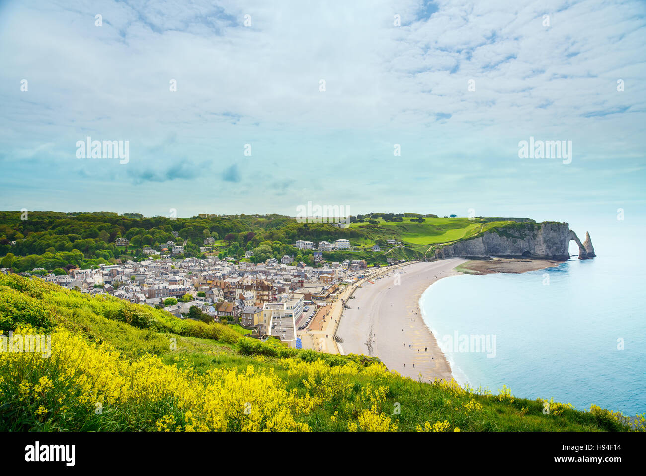 Etretat village, spiaggia e Aval cliff landmark sull oceano. Vista aerea. La Normandia, Francia, Europa. Foto Stock