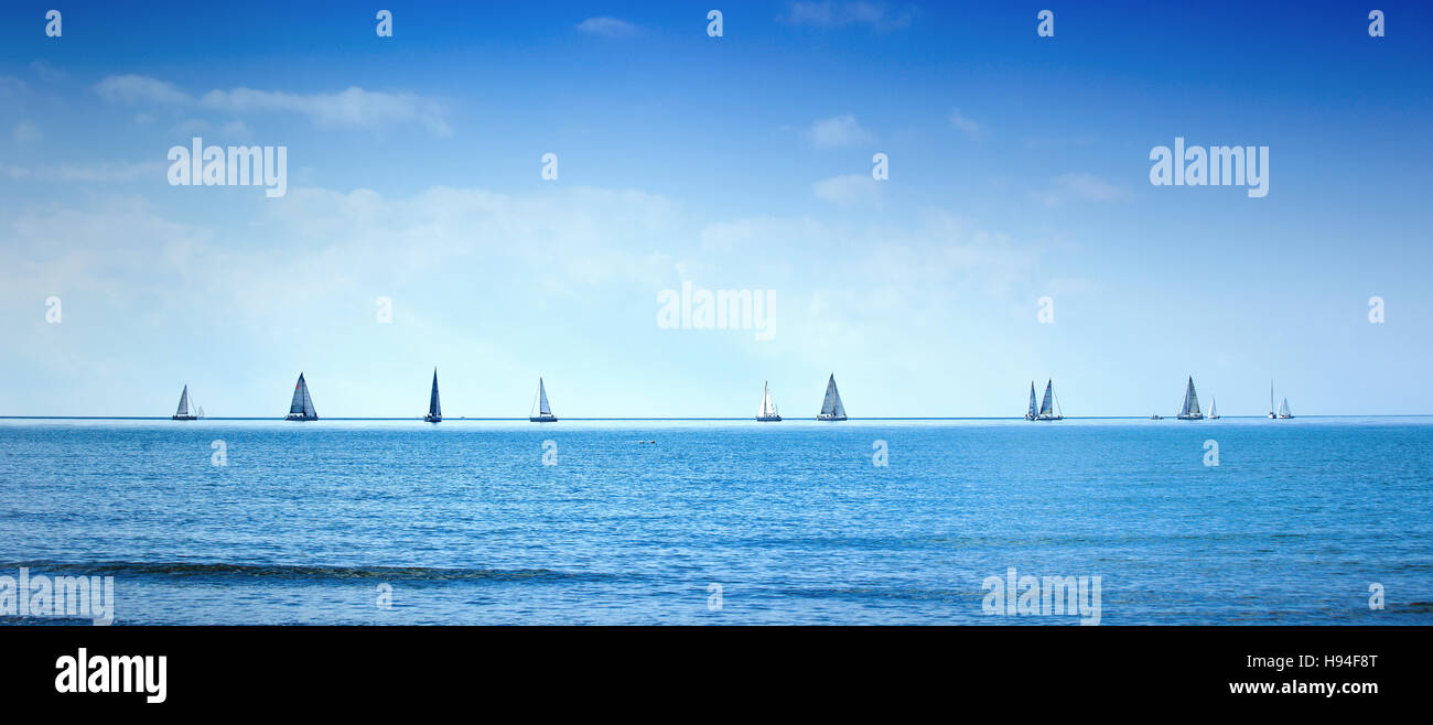 Barca a vela yacht o barca a vela regata di gruppo in gara su mare o acqua oceanica. Vista panoramica. Foto Stock