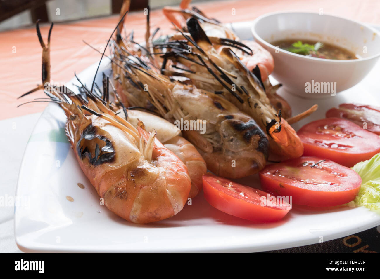 Grigliata di gamberi barbecue di gamberi e salsa piccante Foto Stock
