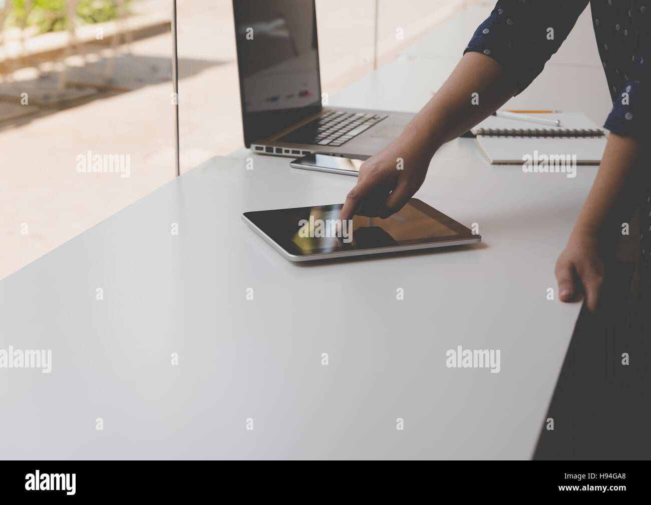 Imprenditrice touch tavoletta digitale schermo in Office Workplace Foto Stock