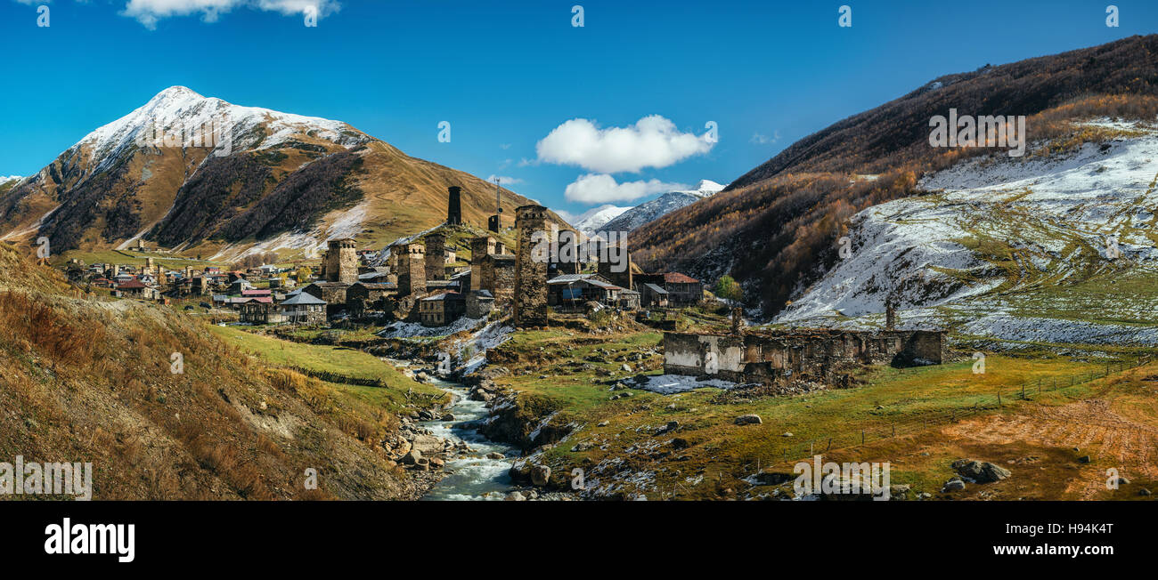 Vista panoramica di Svanetian torri in Ushguli e fiume Inguri in autunno. Caucaso, Svaneti superiore, Georgia. Foto Stock