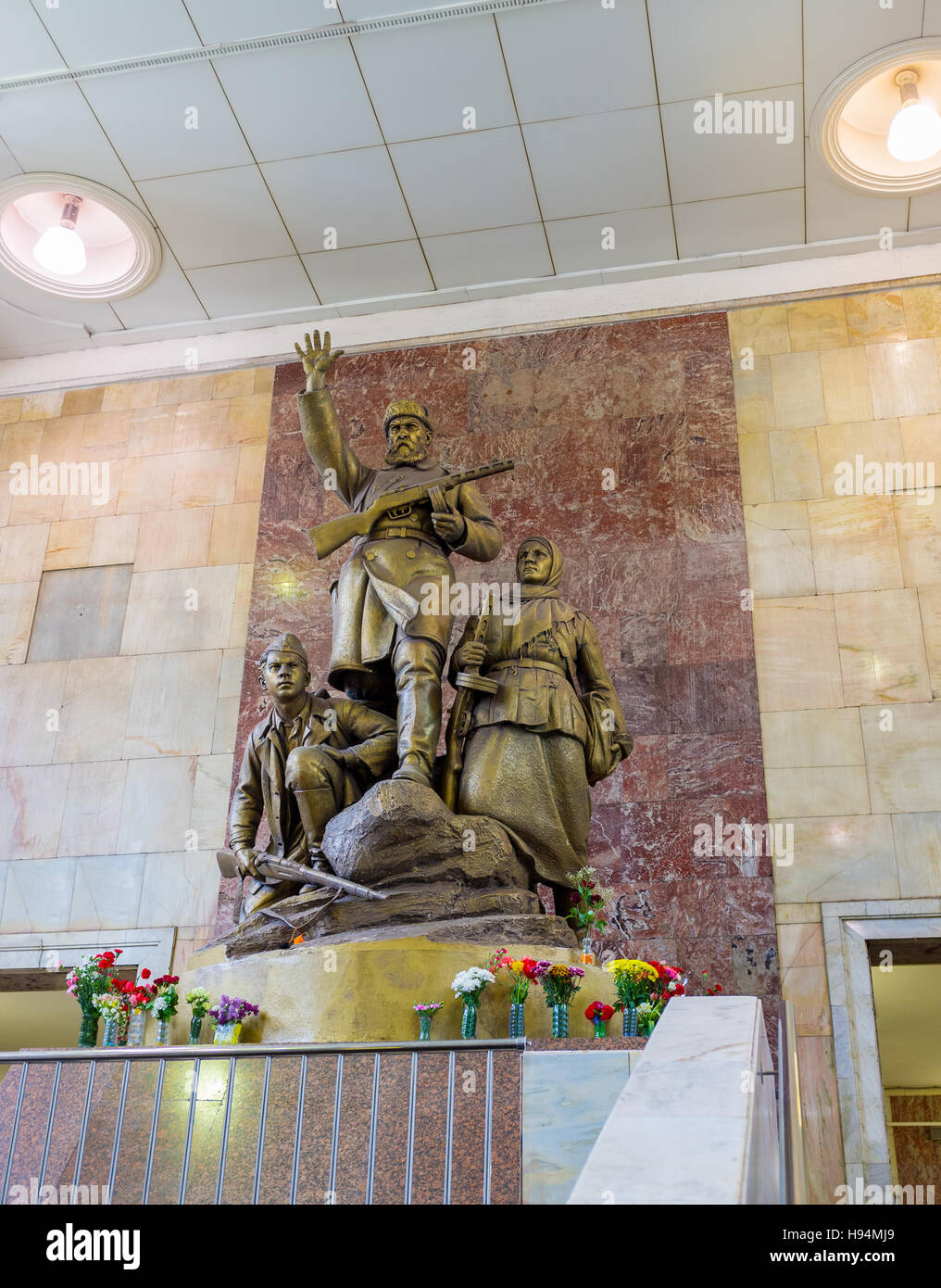 La sala di Partizanskaya stazione della metropolitana decorata con il monumento ai partigiani sovietici, che hanno resistito ai nazisti durante la seconda guerra mondiale Foto Stock