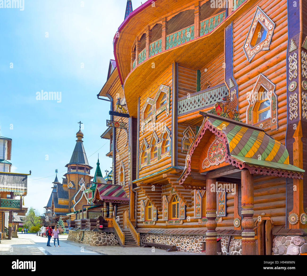 Lo splendore della tradizione medievale architettura russa con varie decorazioni scolpite e dipinte dettagli Foto Stock
