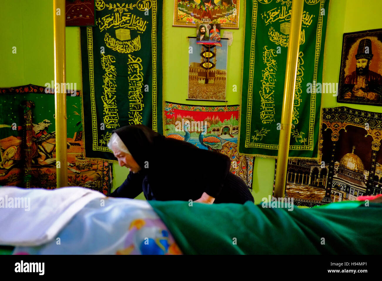 Donna Alevi prega mentre visitano santuario nel distretto di imranlı di Sivas provincia della Turchia. Foto Stock
