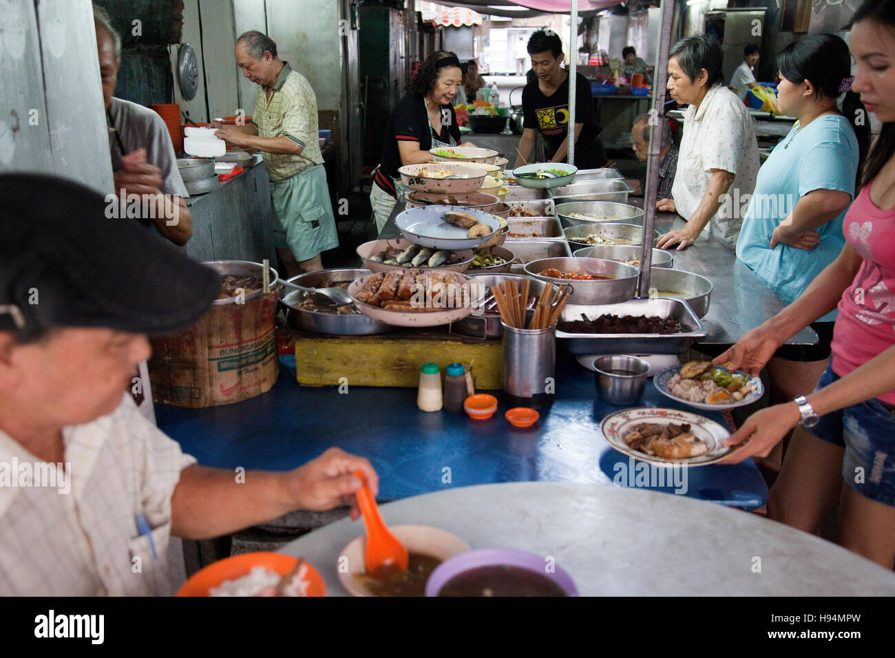 Kuala Lumpur dispone di una multiforme cultura di strada dei sapori. Molti turisti preferiscono mangiare sulla strada. Foto Stock
