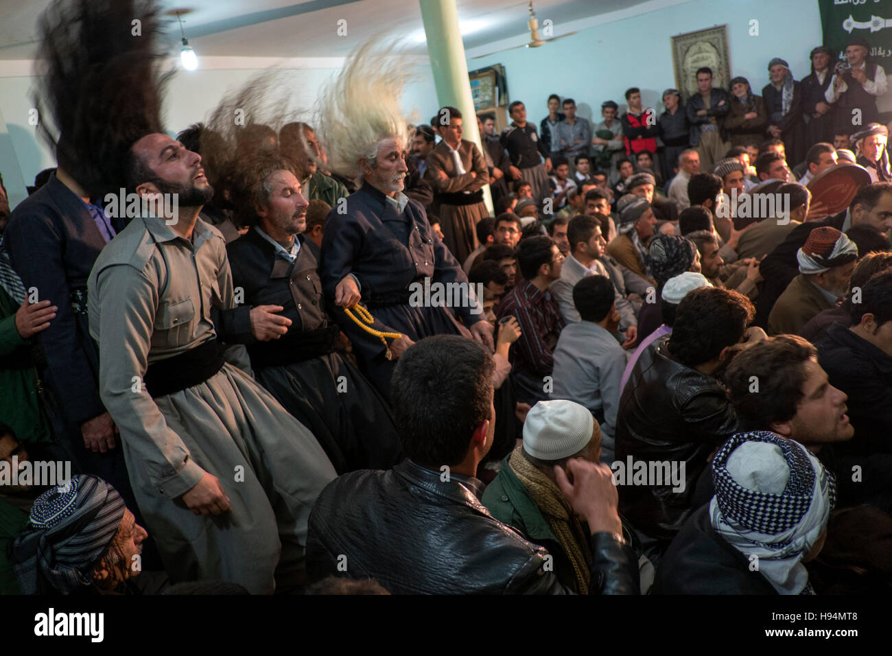 I Curdi che vivono nella città di meridiano situato in Iran del monti Zagros, culto il dhikr del Kandil notte. Foto Stock