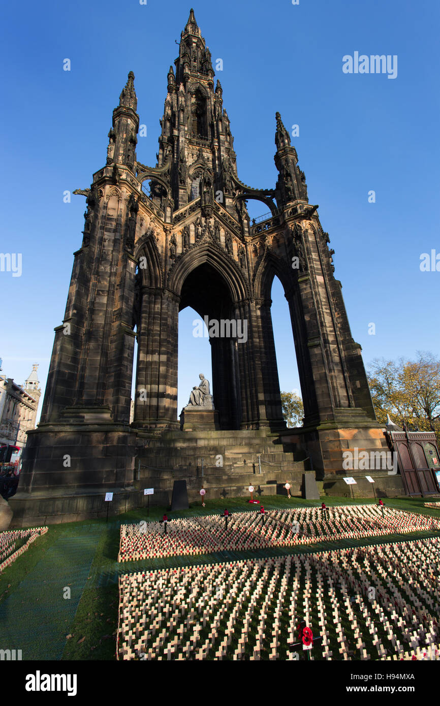 Città di Edimburgo in Scozia. Visualizzazione del Giorno del Ricordo attraversa e di papavero a Princes Street Gardens. Foto Stock