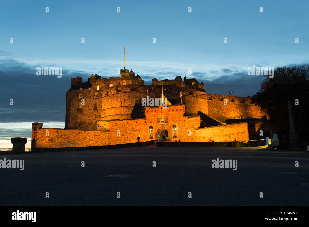 Città di Edimburgo in Scozia. Pittoresca vista notturna di l'ingresso principale e la spianata del castello di Edimburgo. Foto Stock