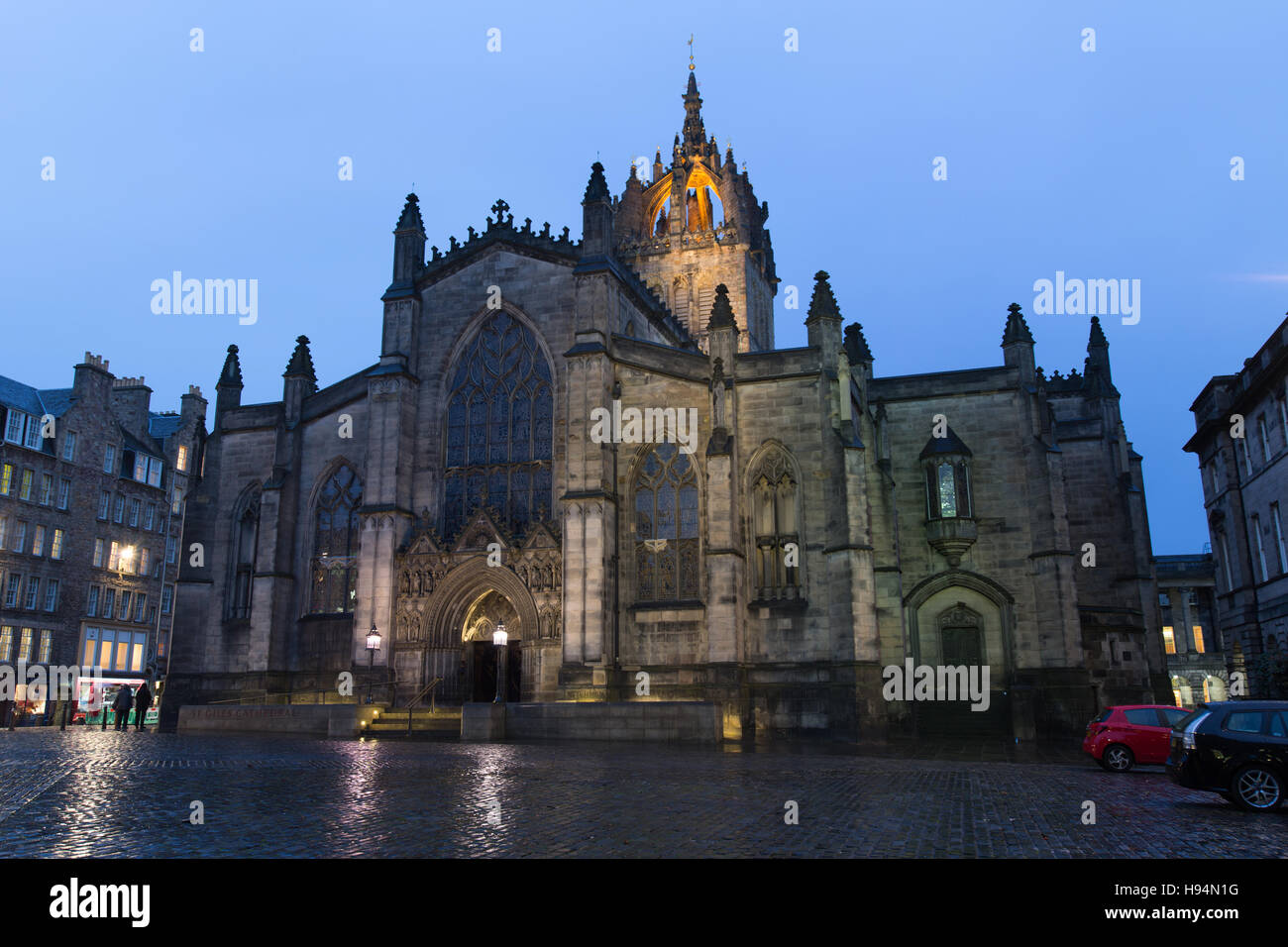 Città di Edimburgo in Scozia. Notte piovosa vista del west elevazione dell'alta Kirk di Edimburgo, la Cattedrale di St Giles. Foto Stock