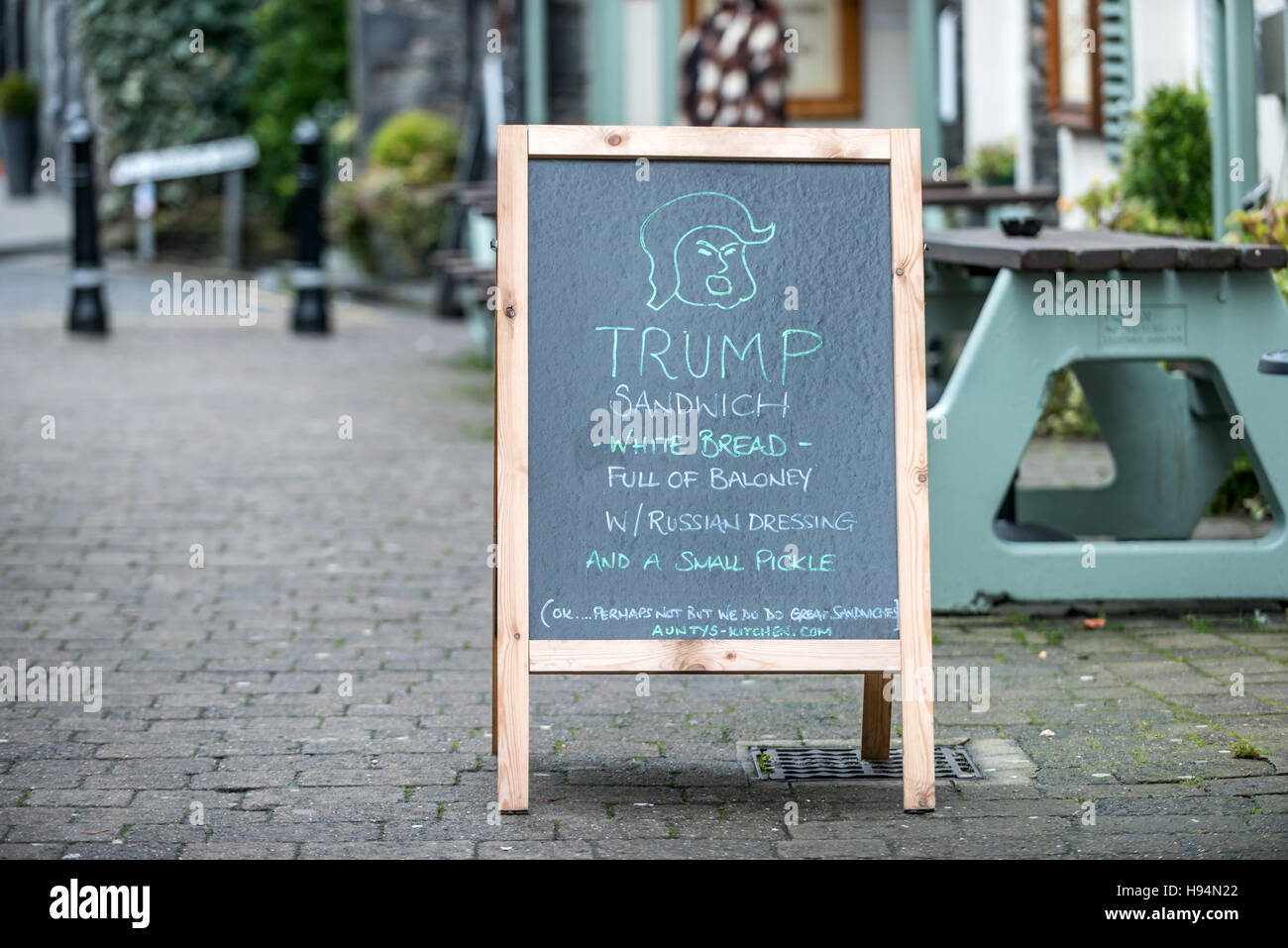 Un divertente Donald Trump firmare al di fuori di un sandwich shop nel distretto del Lago Foto Stock