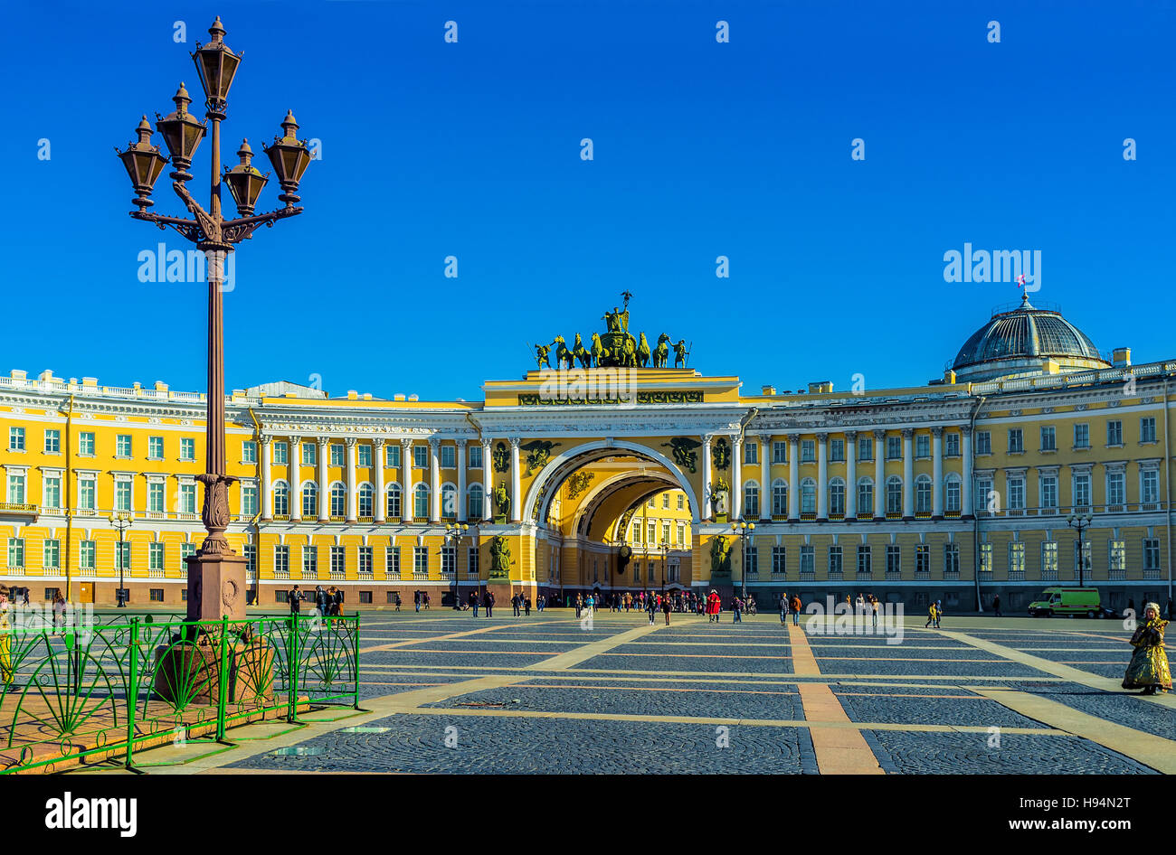 La piazza del palazzo è circondato da tutti i punti storici di riferimento e potrebbe essere denominato il più bel squres in Russia Foto Stock